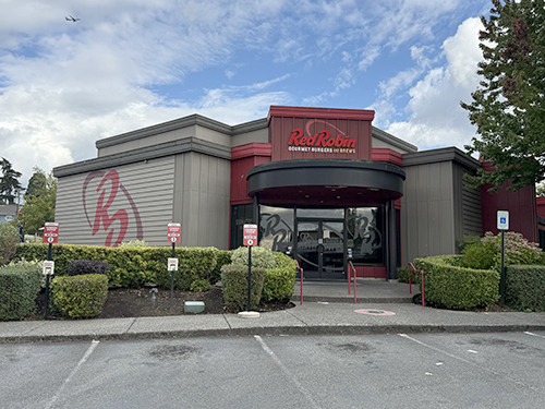 Exterior of the Des Moines Red Robin restaurant beneath a partly cloudy sky